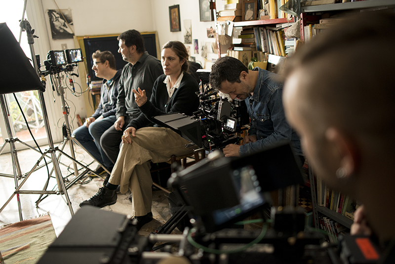 Cosima Spender, regista della docuserie SanPa, insieme agli autori (Foto Netflix)