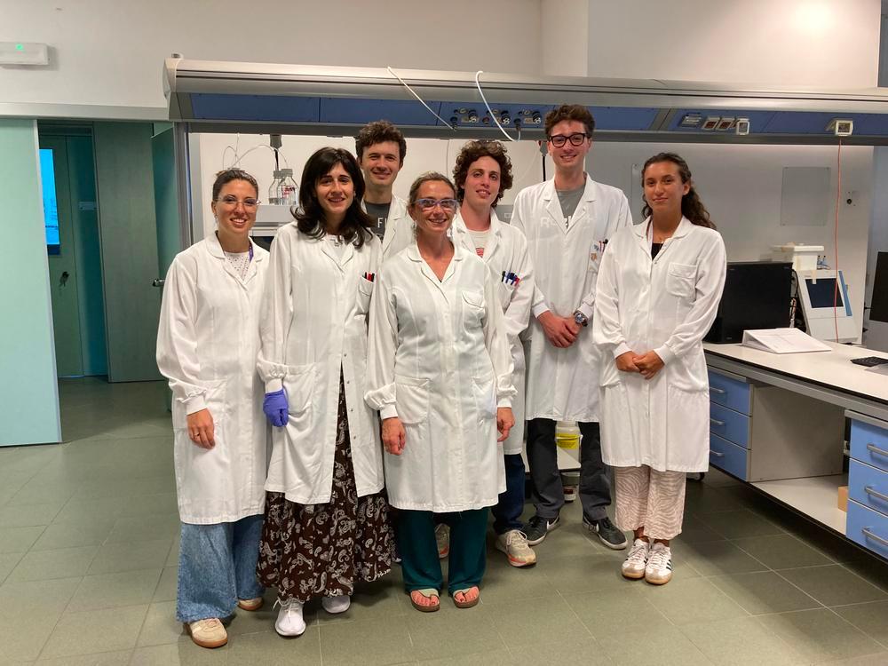 Al centro, la dottoressa Sara Castiglioni insieme alle ricercatrici e ai ricercatori del laboratorio sugli indicatori epidemiologici ambientali
