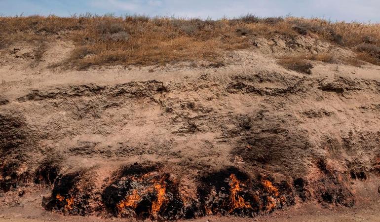 La collina di Yanar Dag, il gas che fuoriesce dalla collina brucia ininterrottamente