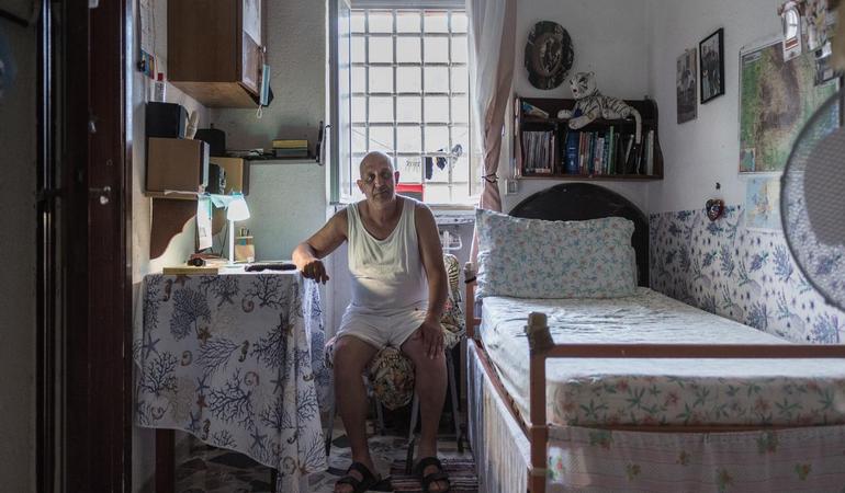 La cella di Marin, detenuto di origine romena. Sull'isola si occupa dell'hotel, la piccola struttura ricettiva che ospita addetti ai lavori e famiglie del personale penitenziario 