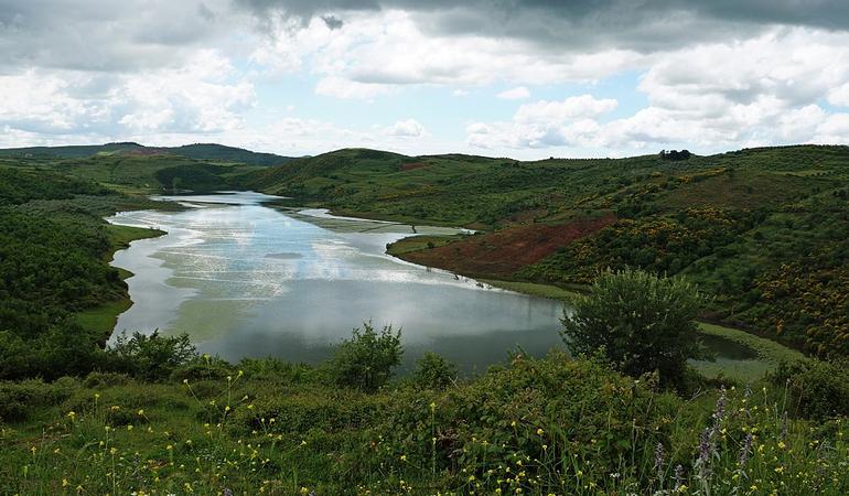 Il lago carsico Degës, all'interno della concessione petrolifera Dumre, protetto dalla legge albanese. Credits: Albinfo/Wikimedia commons
