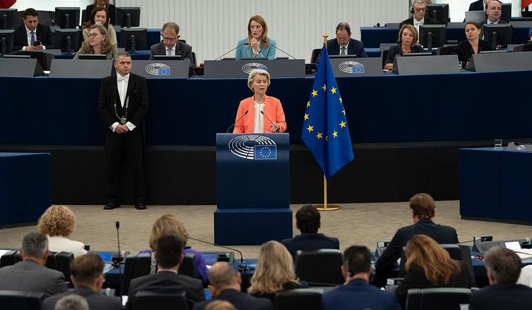 La presidente Ursula von der Leyen in un intervento al parlamento europeo (foto: Laia Ros)