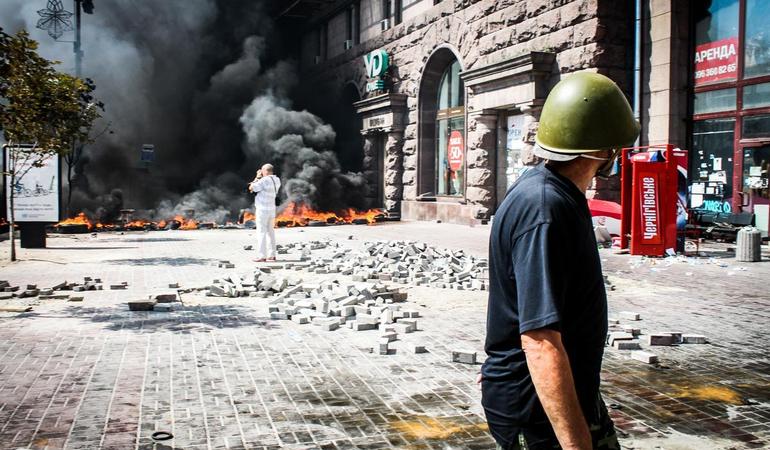 Kiev, settembre 2014. Un incendio divampa a seguito degli scontri in piazza Maidan