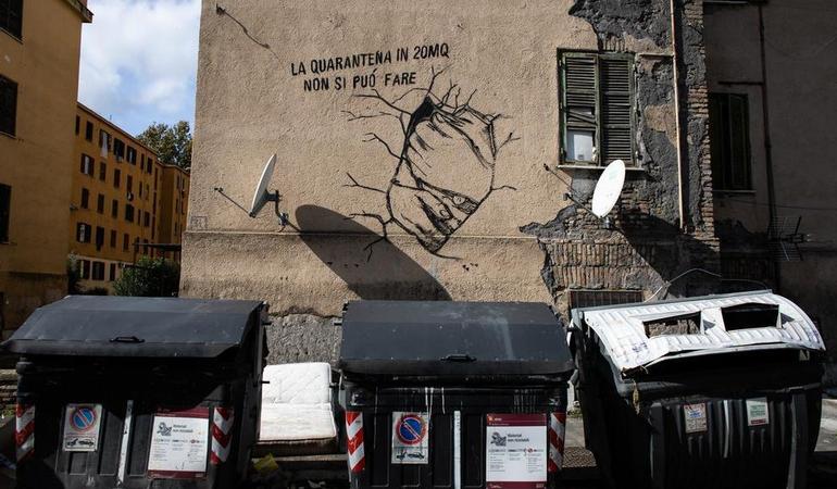 Graffito dello street artist Hogre su una facciata delle palazzine di via Ugento, elaborato in occasione di una mobilitazione per sollecitare le istituzioni sui lavori di ristrutturazione. Foto di Daniele Napolitano