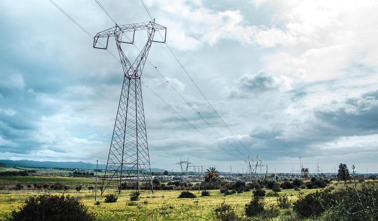 La stazione elettrica di Selargius, a nord di Cagliari. Qui dovrebbe essere convogliata l'energia da fonti rinnovabili prodotta in Sardegna per poi essere immessa nella rete nazionale attraverso il cavo sottomarino Tyrrhenian link. A fine maggio il Comune, che già aveva presentato ricorso al capo dello Stato contro l'opera, ha vietato il transito a ruspe e camion impegnati negli scavi