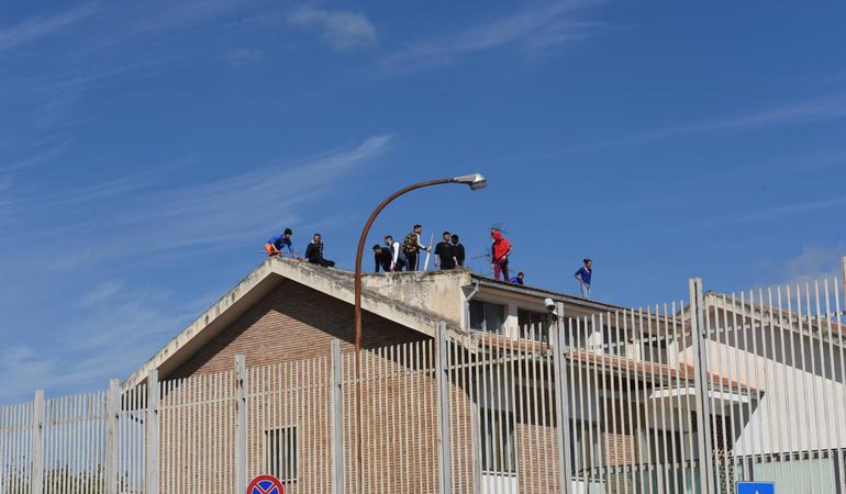 Detenuti sul tetto del carcere di Foggia durante la rivolta di marzo 2020. Credits: Ansa