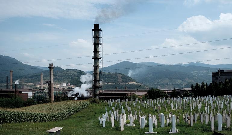Il cimitero di Tetova, uno dei villaggi che circondano il polo industriale di Zenica. Credits: Matteo Trevisan