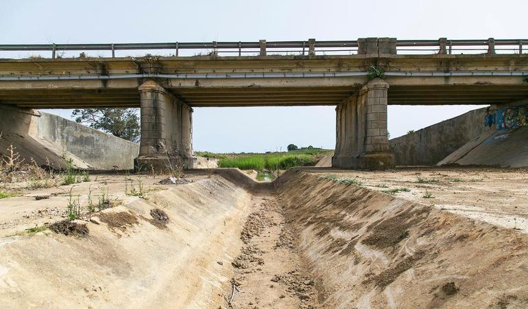 Castelvetrano (Tp), 27 giugno 2024. Invaso a secco. Qui passava l'acqua della diga usata per irrigare le campagne della provincia di Trapani