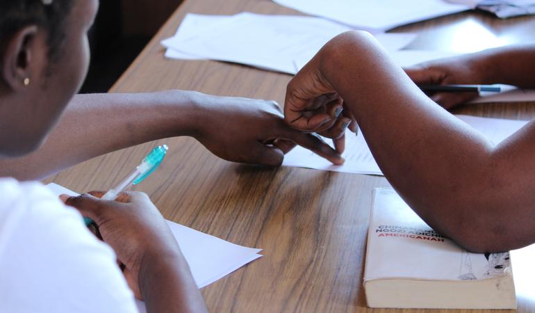 Una ospite di casa Gabriela, la comunità per vittime di tratta dell'associazione Gruppo Abele di Torino, studia la lingua italiana. Credits: Toni Castellano