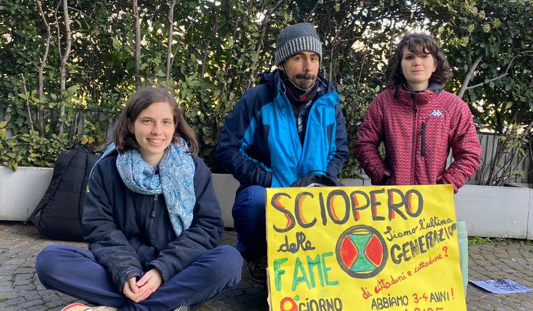 Attivisti al nono giorno di sciopero della fame. Foto: Ylenia Sina