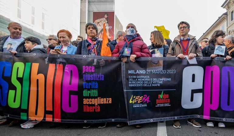 Milano, 21 marzo 2023. Alcuni familiari di vittime innocenti della mafia sfilano per le vie del centro nella giornata dedicata al ricordo dei loro cari (Foto di Marco Donatiello)