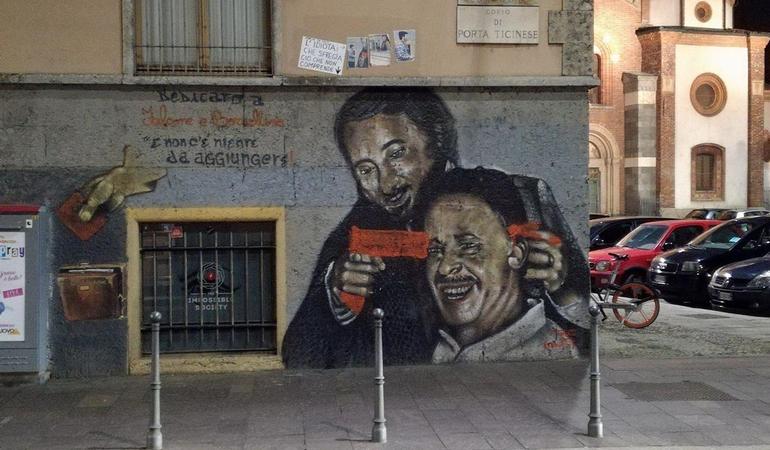 Lo sfregio al murale dedicato a Falcone e Borsellino realizzato in corso di Porta Ticinese, a Milano (A. Salerno/Ansa)