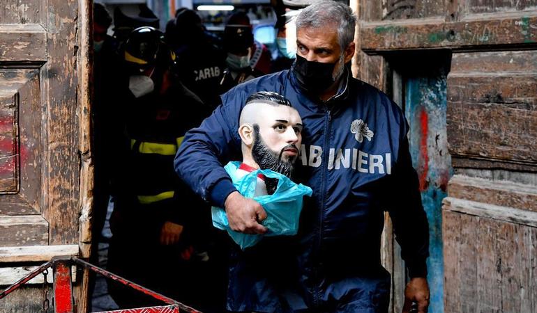 28 aprile 2021, Napoli. Il busto del 'baby boss' Emanuele Sibillo, ucciso in un agguato di camorra, portato via dai carabinieri dalla cappella votiva allestita nel palazzo del centro storico dove risiede la famiglia (Ciro Fusco/Ansa)