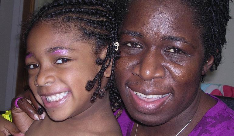 Ella Kissi-Debrah, morta a nove anni a causa (anche) dell'inquinamento atmosferico, assieme alla mamma Rosamund