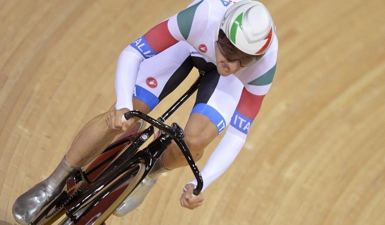 Elia Viviani, ciclista, portabandiera dell'Italia 