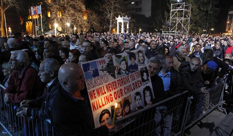 Migliaia di cittadini alla manifestazione per ricordare i bombardamenti della Nato in Serbia, nella città di Nis. Djordje Savic/Ansa 