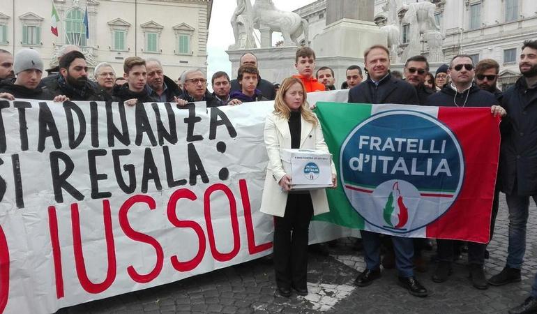 Roma, 7 dicembre 2017. La leader di Fratelli d'Italia, Giorgia Meloni, davanti al Quirinale per la consegna delle firme contro lo ius soli (Ansa)