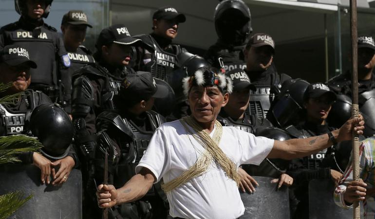 Un indigeno Waorani davanti alla Corte costituzionale dell'Ecuador. La sua tribù rivendica il diritto delle popolazioni amazzoniche alla consultazione preventiva in progetti estrattivi (Dolores Ochoa - Associated Press)