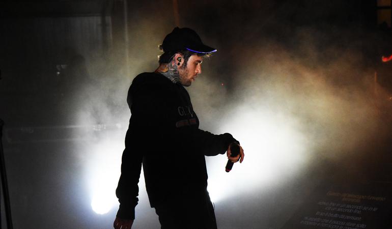 Fedez durante un concerto a Parma (Comune di Parma/Flickr - Attribution-ShareAlike 2.0 Generic CC BY-SA 2.0)
