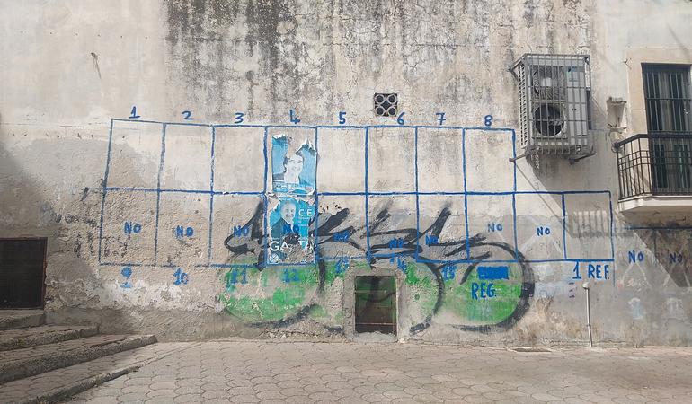 Monte Sant'Angelo, un muro con gli spazi per i manifesti elettorali (Andrea Giambartolomei)