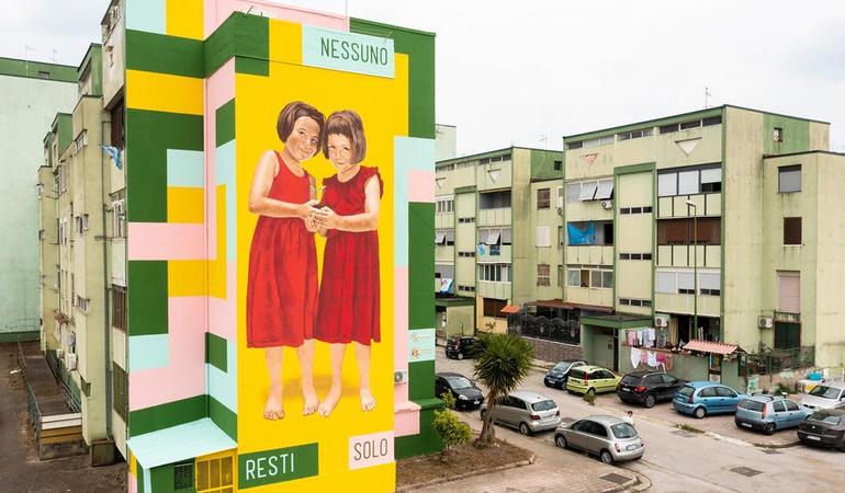 Caivano (Na), 9 maggio 2023. L'inaugurazione del murale "Nessuno Resti Solo", realizzato dall'artista palermitano Igor Scalisi Palminteri, commissionato dalla Fondazione Con il Sud e donata alla comunità di Parco Verde 
