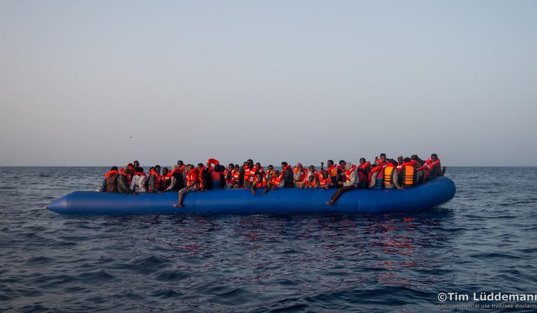 Migranti su un gommone nel Mediterraneo il 5 maggio 2018, nel corso di un intervento della Sea Watch (Foto di Tim Luddeman - Flickr)