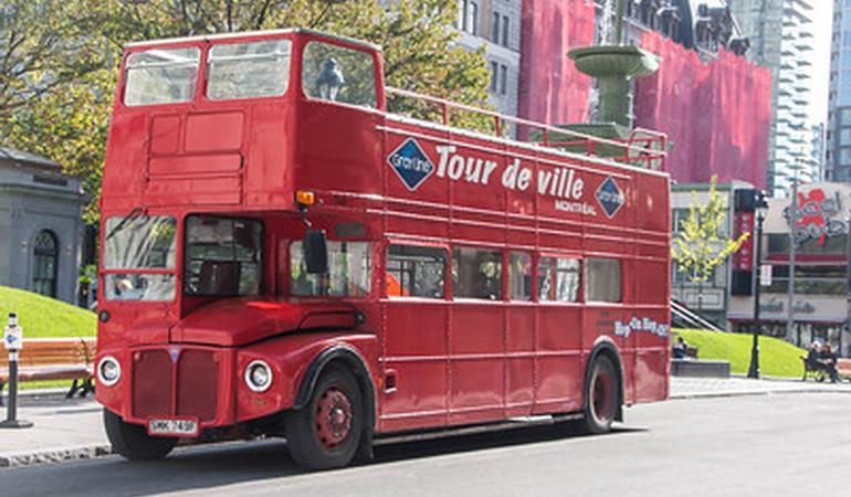  Un double-decker (caratteristico autobus a due piani) da cui inizia il viaggio del protagonista 