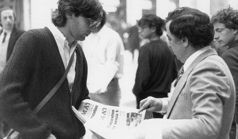 Giancarlo impegnato nella promozione de Il Mattino, il giornale per cui lavorava. Foto Fondazione Giancarlo Siani