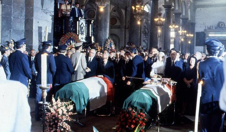 Palermo, 4 settembre 1982. Il presidente della Repubblica Sandro Pertini e il presidente del Consiglio Giovanni Spadolini durante i funerali di Carlo Alberto Dalla Chiesa e della moglie Emanuela Setti Carraro (Ansa)