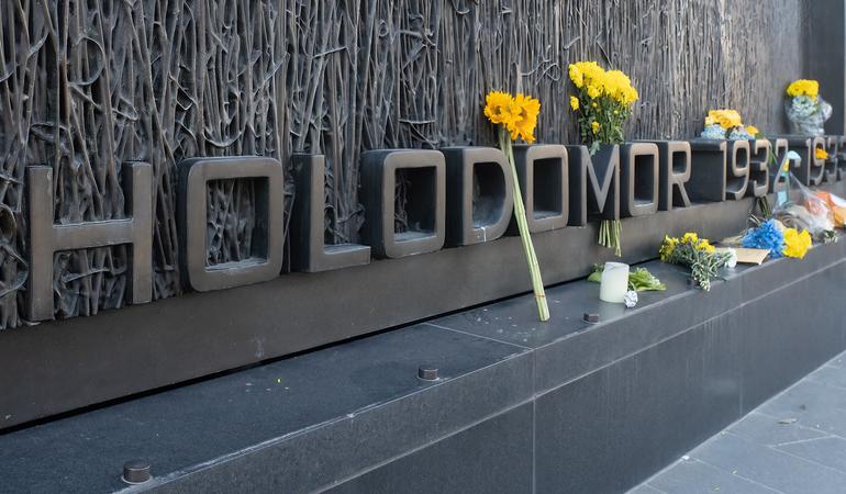 Fiori deposti all'Holodomor Memorial di Washington D.C., 2 marzo 2022 (foto Victoria Pickering/Flickr, CC BY-NC-ND 2.0)