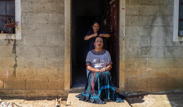 Irma intreccia i capelli di sua sorella Monica, che ha potuto contare sull'accettazione della famiglia nonostante lo stato guatemalteco sia carente nella difesa dei diritti Lgbtqi+ 