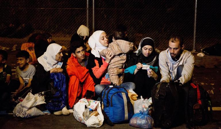 Una famiglia siriana aspetta di attraversare il confine ungherese (2015). Foto di Valerio Muscella