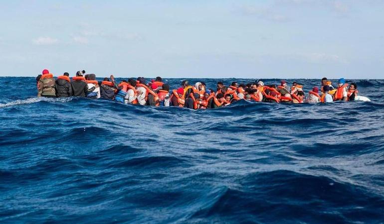 Un gruppo di migranti attende di essere trasportato a bordo della nave Sea Watch 3 in acque internazionali a nord della Libia (febbraio 2020). Foto di Valerio Muscella