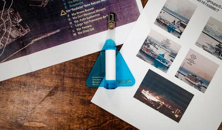 Uno dei dispositivi usati dai cittadini di Genova per misurare l'inquinamento dell'aria, accanto alle fotografie che documentano le fumate nere delle navi. Foto di Paolo Valenti