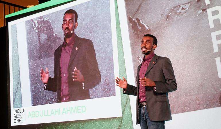 La poesia della madre dalla Somalia e la spilla del Toro per festeggiare la cittadinanza