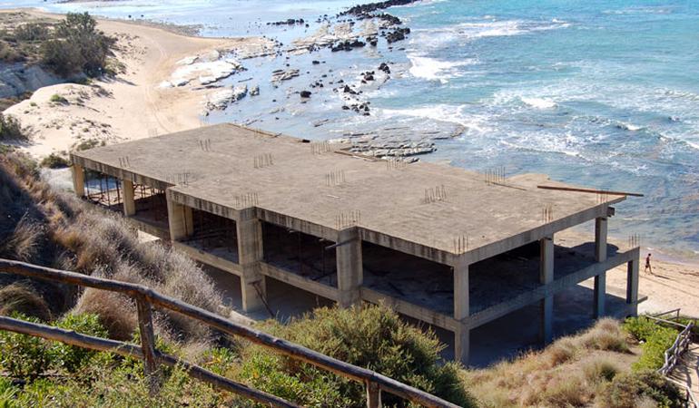 215 ore di cemento armato. Così si fa un abuso edilizio