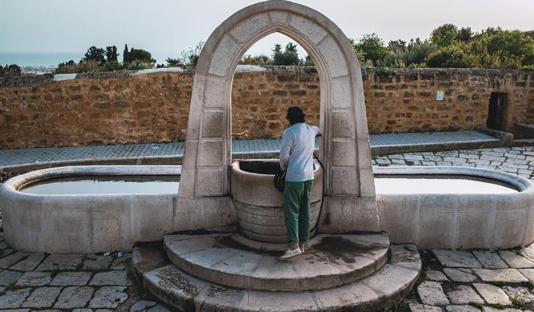 Agrigento, un residente riempie i bidoni alla fontana di Bonamorone. Foto di M. Panzarella