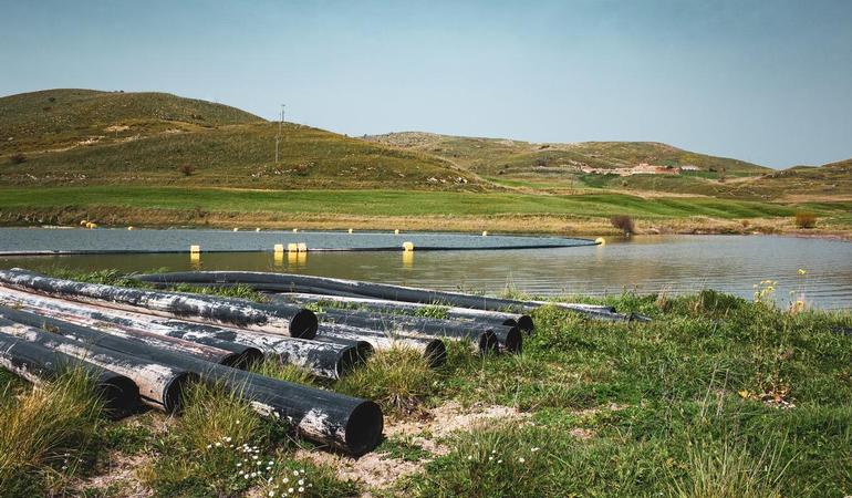 Condotte posate sulle sponde del lago Leone, bacino artificiale tra Santo Stefano Quisquina (Agrigento) e Prizzi (Palermo). Foto di P. Valenti