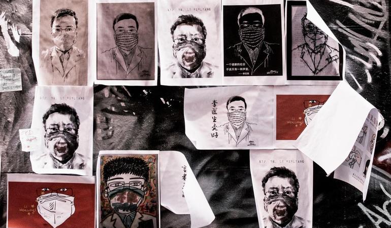 Melbourne, Australia: poster del dottore Li Wenliang, che aveva allertato le autorità  cinesi sui rischi del coronavirus. (Adli Wahid - Unsplash) 