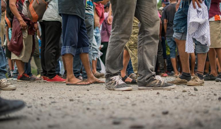 Coronavirus, il Portogallo regolarizza i migranti per garantirne i diritti. In Italia è quasi tutto sospeso