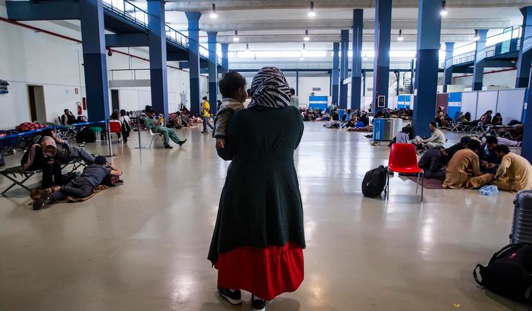 Civili afghani atterrati a Roma con l'ultimo volo dell'aeronautica militare italiana da Kabul. Credits: Ansa