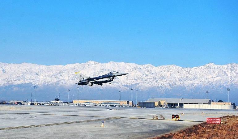 Aeroporto di Bagram, Afghanistan, 23 gennaio 2015. Un F-16 Fighting Falcon in fase di decollo (Foto dell'Aeronautica Militare statunitense di Staff Sgt. Whitney Amstutz/Wikimedia)