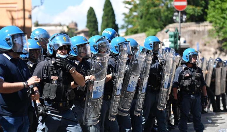 Agenti del reparto mobile della polizia di Stato impegnati in una manifestazione dell'estrema destra a Roma, il 6 giugno 2020 (Alberto Pizzoli/Ansa)