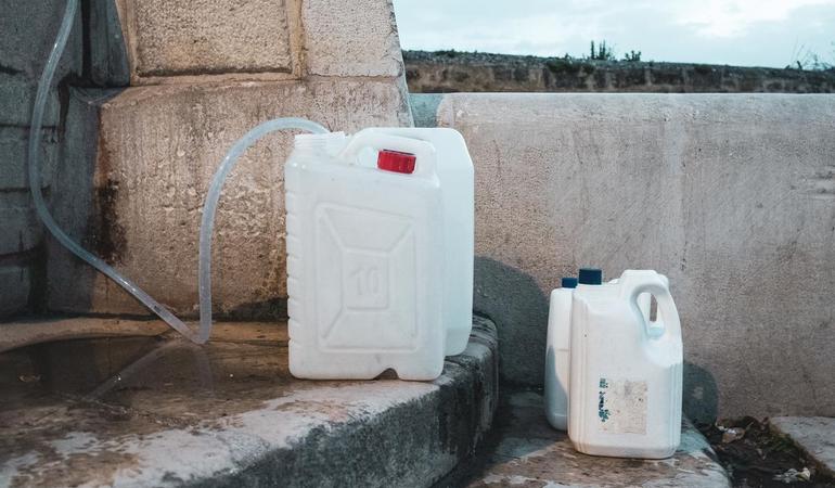 Taniche di acqua alla fontana di Bonamorone, dove gli agrigentini si riforniscono quando manca l'acqua in casa. Foto di Paolo Valenti