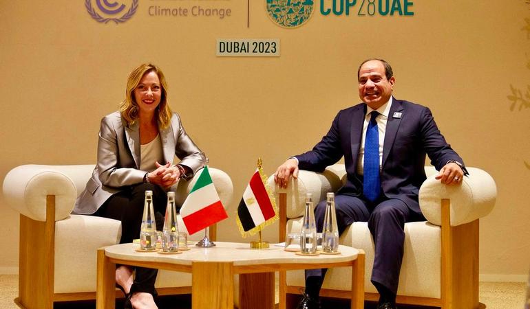 2 dicembre 2023, Dubai. La presidente del Consiglio Giorgia Meloni insieme al presidente egiziano Abdel-Fattah al-Sisi durante un incontro alla Cop28