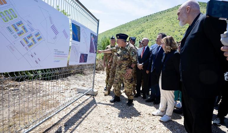Gjader (Albania), 5 giugno 2024. La premier italiana Meloni e l'omologo albanese Rama visitano il centro di trattenimento per richiedenti asilo in costruzione (foto Palazzo Chigi)