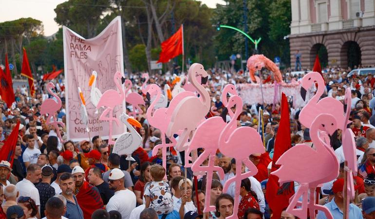 Tirana (Albania), 4 luglio 2026. Un'immagine dalle "proteste dei fenicotteri". Foto di Trivet