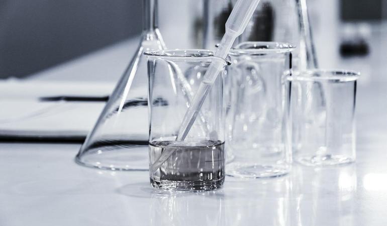 Foto di <a href="https://unsplash.com/it/@hansreniers?utm_content=creditCopyText&utm_medium=referral&utm_source=unsplash">Hans Reniers</a> su <a href="https://unsplash.com/it/foto/three-clear-beakers-placed-on-tabletop-lQGJCMY5qcM?utm_content=creditCopyText&utm_medium=referral&utm_source=unsplash">Unsplash</a> 