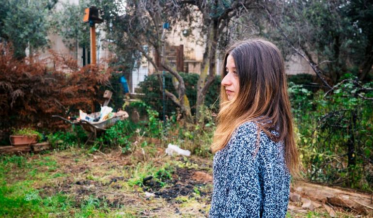 Andreina Albano nella casa di suo padre Salvatore, morto nell'autunno del 2023 a causa di un incendio che ha raggiunto la sua proprietà. Foto di M. Panzarella