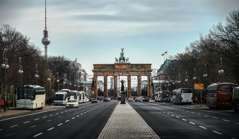 La porta di Brandeburgo a Berlino, simbolo della riunificazione tedesca. Foto di Ansgar Scheffold